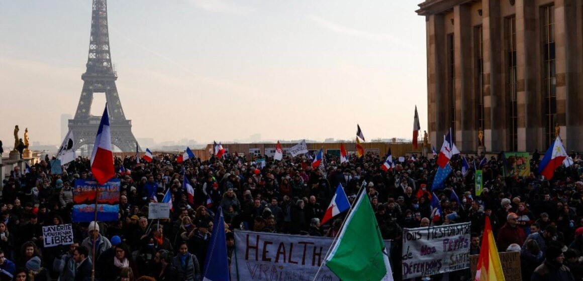 Francia vive jornada de violentas protestas y bloqueos en transporte