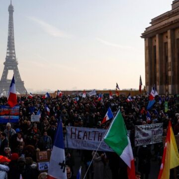 Francia vive jornada de violentas protestas y bloqueos en transporte