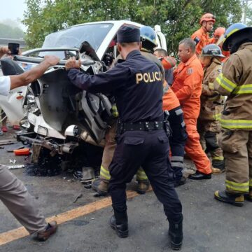Choque entre camión y bus deja seis lesionados en Santa Ana Oeste