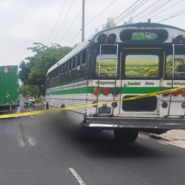 Motociclista muere atropellado por rastra en Soyapango