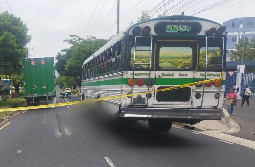 Motociclista muere atropellado por rastra en Soyapango