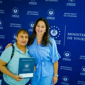 Gobierno entrega escrituras a familias afectadas por caso ARGOZ