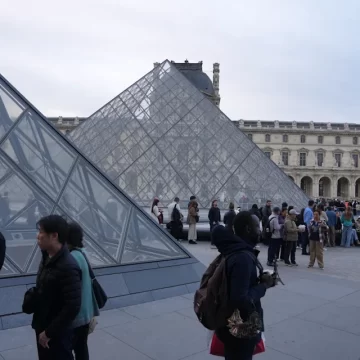Directora del museo Louvre admite fallo tras robo millonario de joyas de la Corona