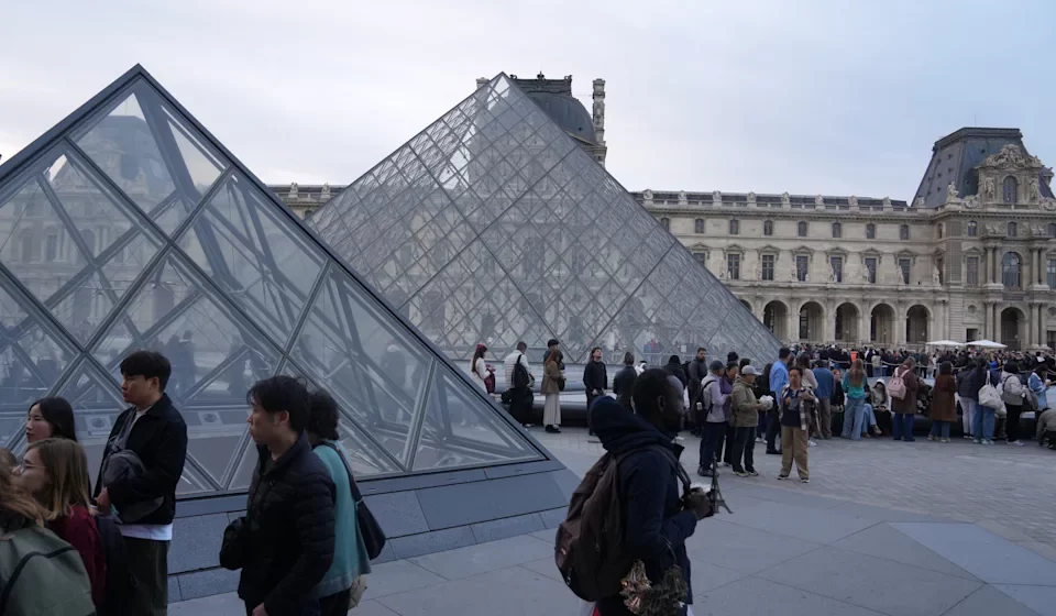Directora del museo Louvre admite fallo tras robo millonario de joyas de la Corona