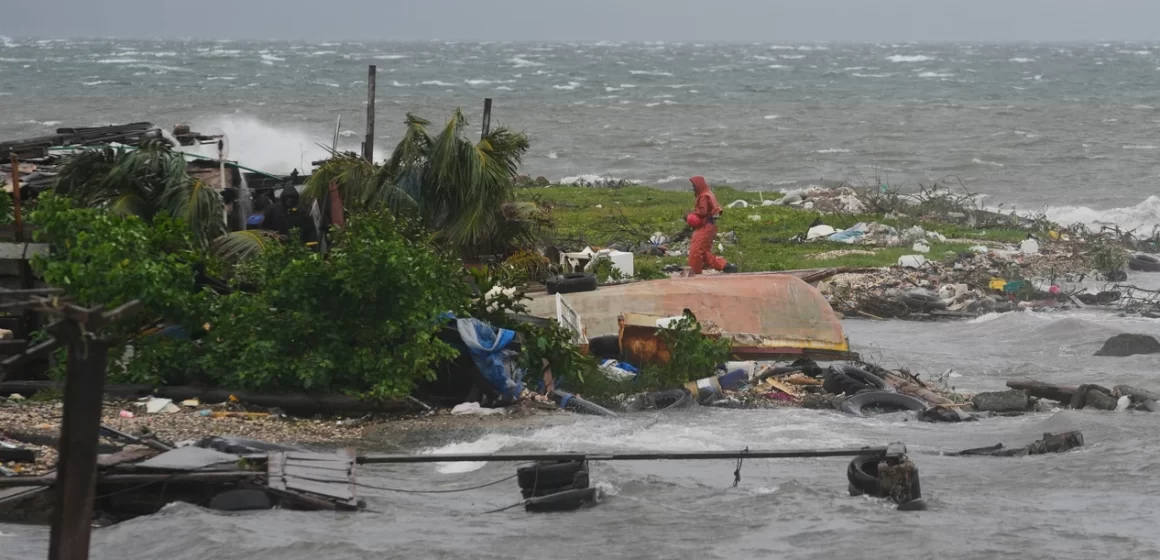 El Salvador envía ayuda humanitaria a Jamaica tras el paso del huracán Melissa