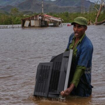 Huracán Melissa se aleja de Cuba tras dejar 49 muertos en el Caribe