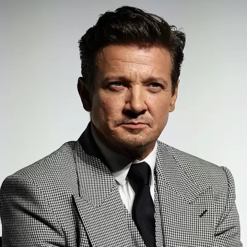 El actor Jeremy Renner enfrenta denuncia por acoso y amenazas de una directora china