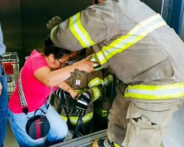 Rescatan a varias personas atrapadas en elevador de supermercado en Antiguo Cuscatlán