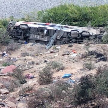 Bus cae a un abismo en Perú y deja 37 muertos