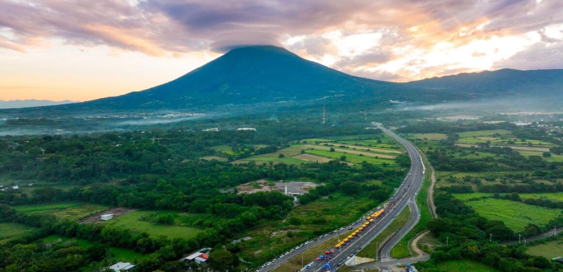 Cientos de salvadoreños participaron en “La Pedaleada” organizada por el MOP