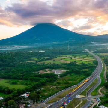 Cientos de salvadoreños participaron en “La Pedaleada” organizada por el MOP