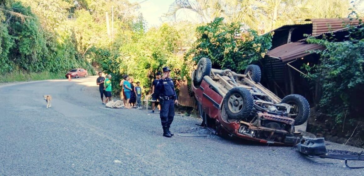 Vehículo volcado en carretera a Tacuba deja dos lesionados