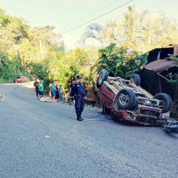 Vehículo volcado en carretera a Tacuba deja dos lesionados