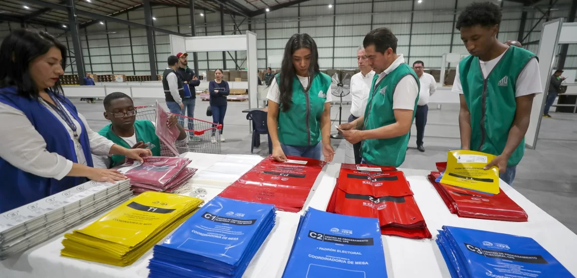 Ecuador decide en referéndum el futuro de su Constitución y su sistema político