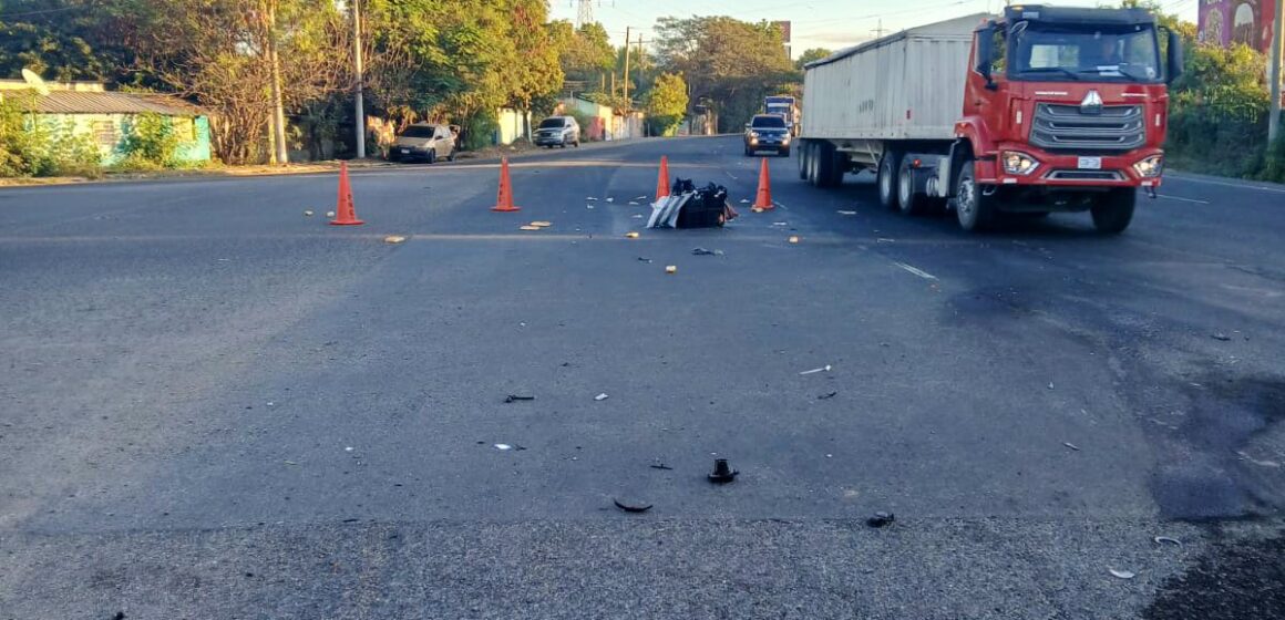 Motociclista muere en choque con cabezal en Acajutla
