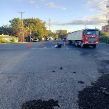 Motociclista muere en choque con cabezal en Acajutla
