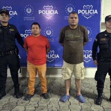 Dos hombres capturados por golpear a agente del CAM en San Salvador