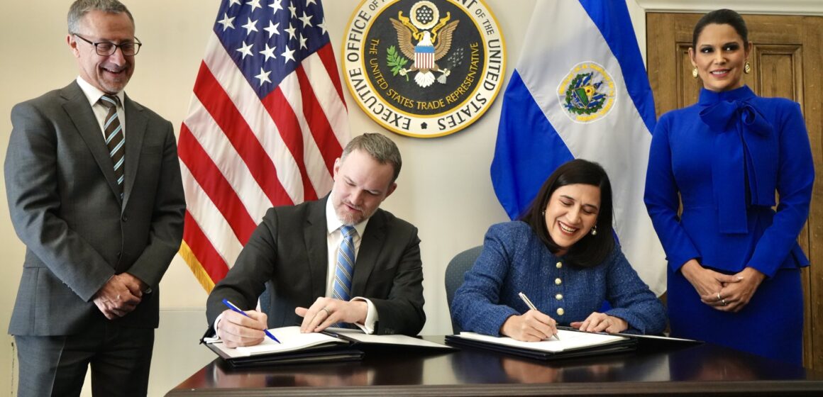 El Salvador firma acuerdo con EE. UU. para eliminar aranceles y fortalecer su economía