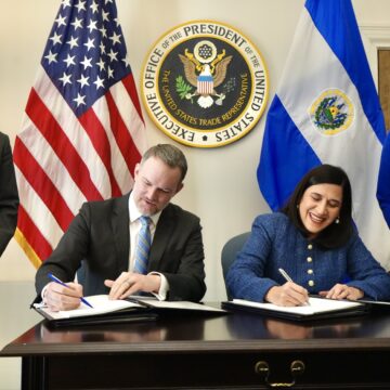 El Salvador firma acuerdo con EE. UU. para eliminar aranceles y fortalecer su economía