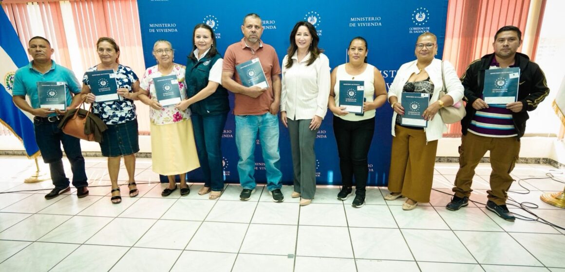 Entregan escrituras a familias de la lotificación El Chaparral en La Libertad