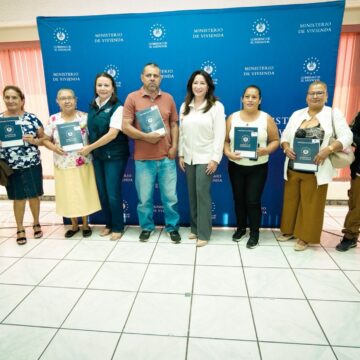 Entregan escrituras a familias de la lotificación El Chaparral en La Libertad