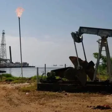 Trump anuncia que Venezuela entregará entre 30 y 50 millones de barriles de petróleo a Estados Unidos