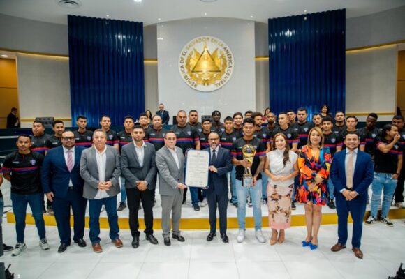 Luis Ángel Firpo fue reconocido por la Asamblea Legislativa como campeón del Apertura 2025