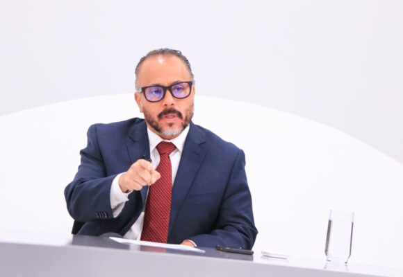 Ernesto Castro acusa a programa La Tribu de señalar sin pruebas que diputados recibieron entradas para el concierto de Shakira