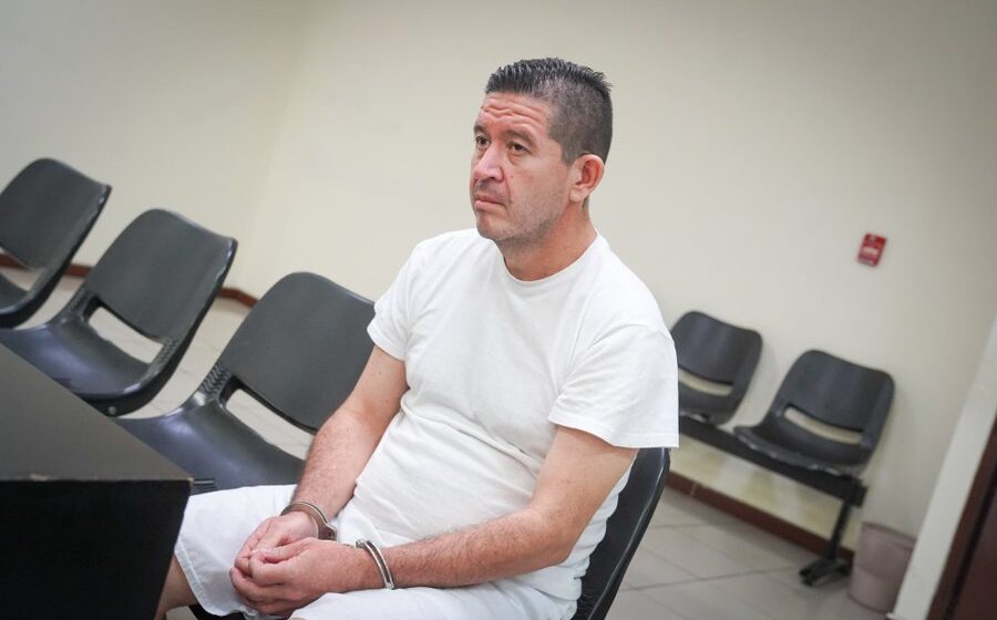 Condenan a exempleado bancario y a su esposa por hurto de $72,000