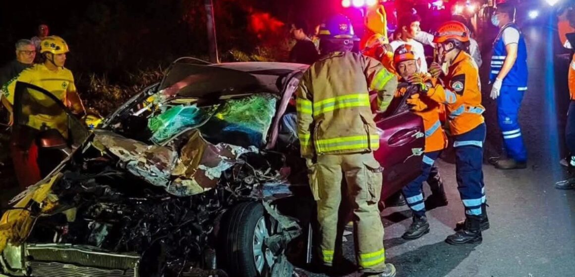 Accidente entre rastra y vehículo deja un herido atrapado en carretera hacia San Salvador