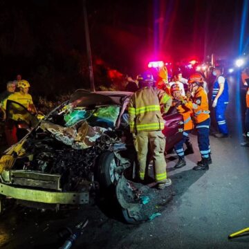 Accidente entre rastra y vehículo deja un herido atrapado en carretera hacia San Salvador