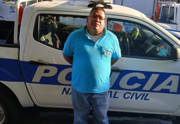 Capturado motorista de microbús tras dañar espejo de camión en San Salvador