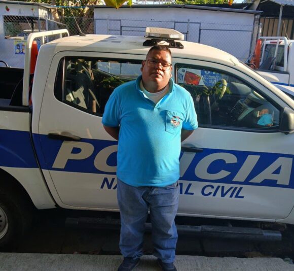 Capturado motorista de microbús tras dañar espejo de camión en San Salvador