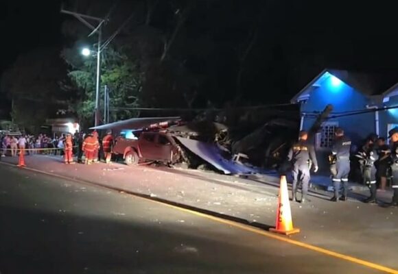 Conductor ebrio mata a dos adultos mayores tras chocar contra su vivienda en Morazán