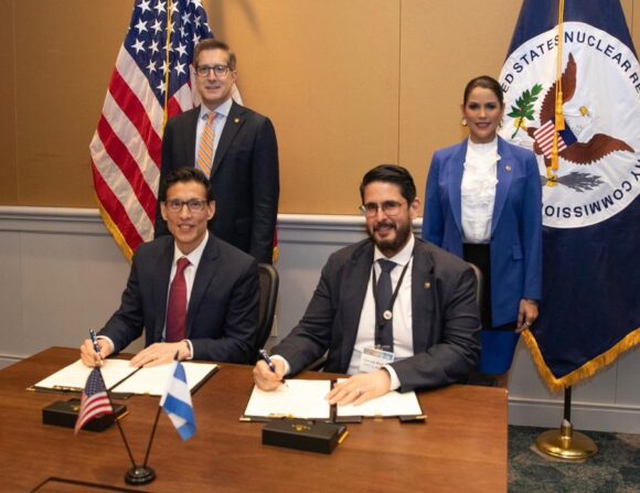 El Salvador y EE. UU. firman memorando para cooperación en energía nuclear