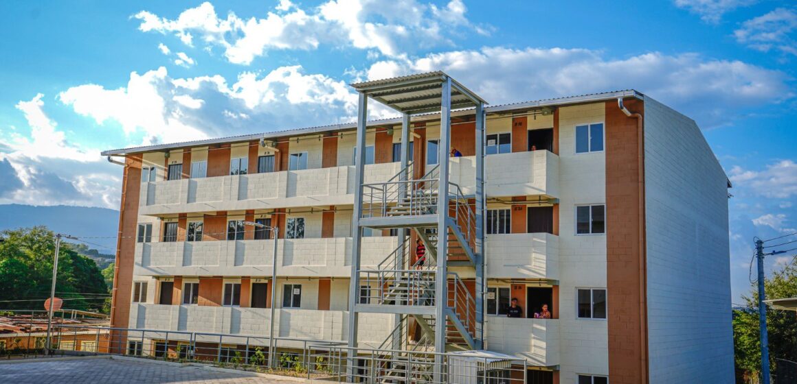 Entregan complejo habitacional a 80 familias que vivían en zonas de alto riesgo