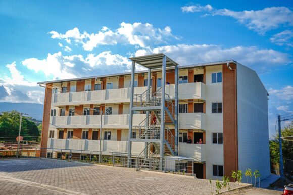 Entregan complejo habitacional a 80 familias que vivían en zonas de alto riesgo