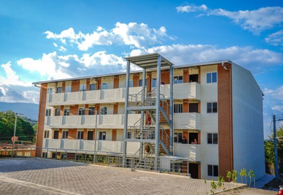 Entregan complejo habitacional a 80 familias que vivían en zonas de alto riesgo