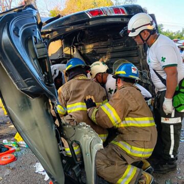 Tres socorristas de Cruz Roja fallecen al volcar microbús en la carretera Litoral