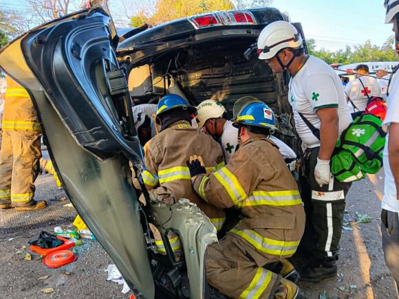 HDgBsakbcAAMVgZ Tres socorristas de Cruz Roja fallecen al volcar microbús en la carretera Litoral