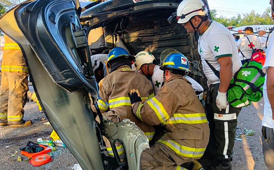 HDgBsakbcAAMVgZ Tres socorristas de Cruz Roja fallecen al volcar microbús en la carretera Litoral
