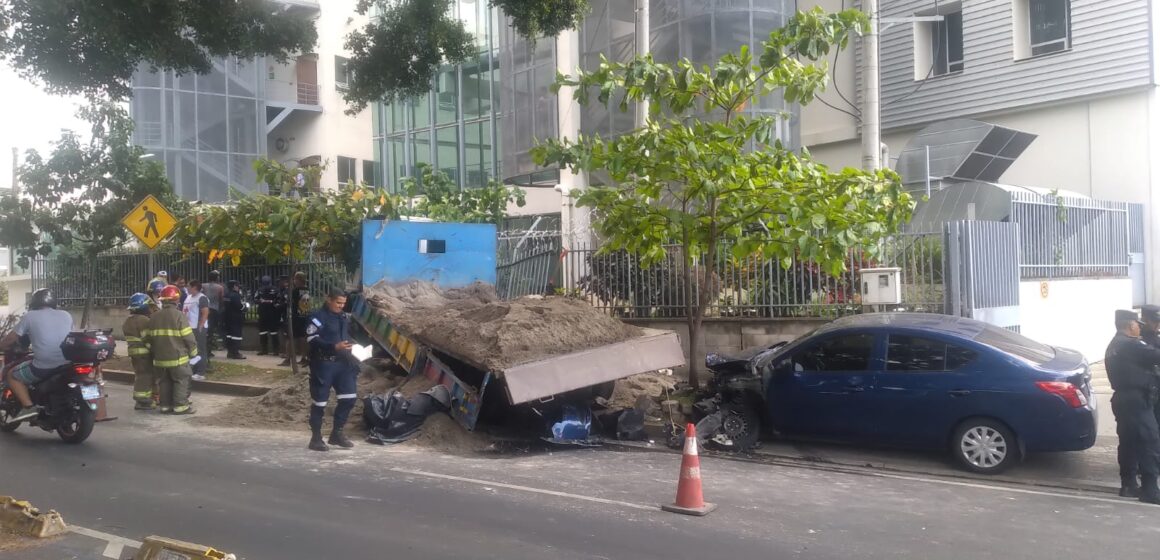 Niña muere tras accidente de camión arenero frente a centro judicial