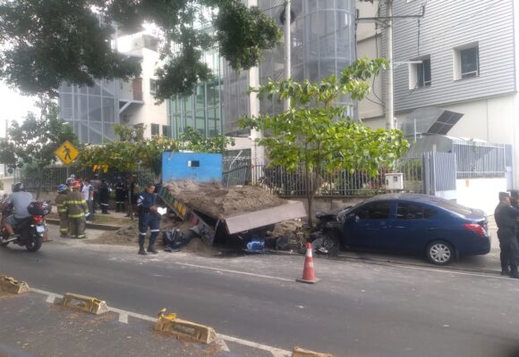 Niña muere tras accidente de camión arenero frente a centro judicial