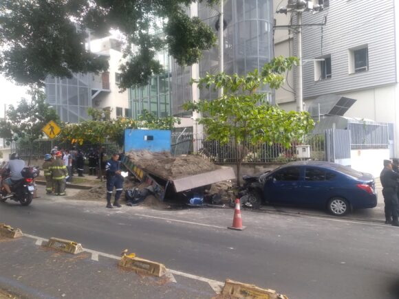 Niña muere tras accidente de camión arenero frente a centro judicial