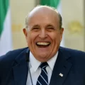 Exalcalde de Nueva York permanece en estado crítico tras complicaciones por neumonía