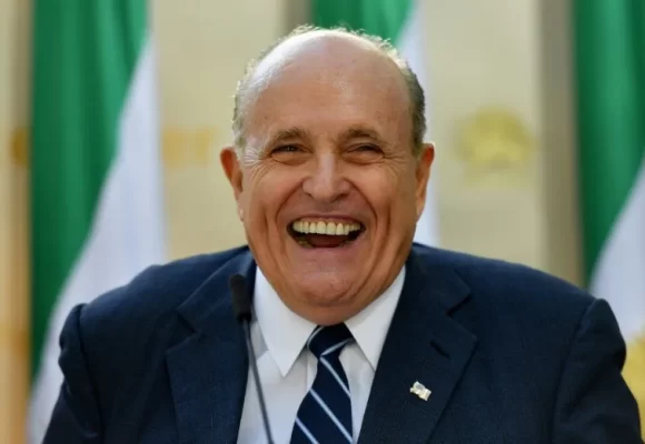 Exalcalde de Nueva York permanece en estado crítico tras complicaciones por neumonía